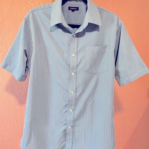 Men’s short sleeve light blue shirt.